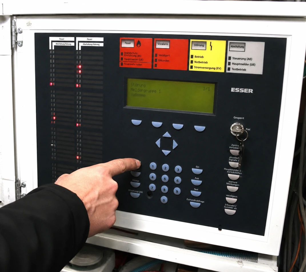 Centrala Esser IQ8Control podczas serwisu